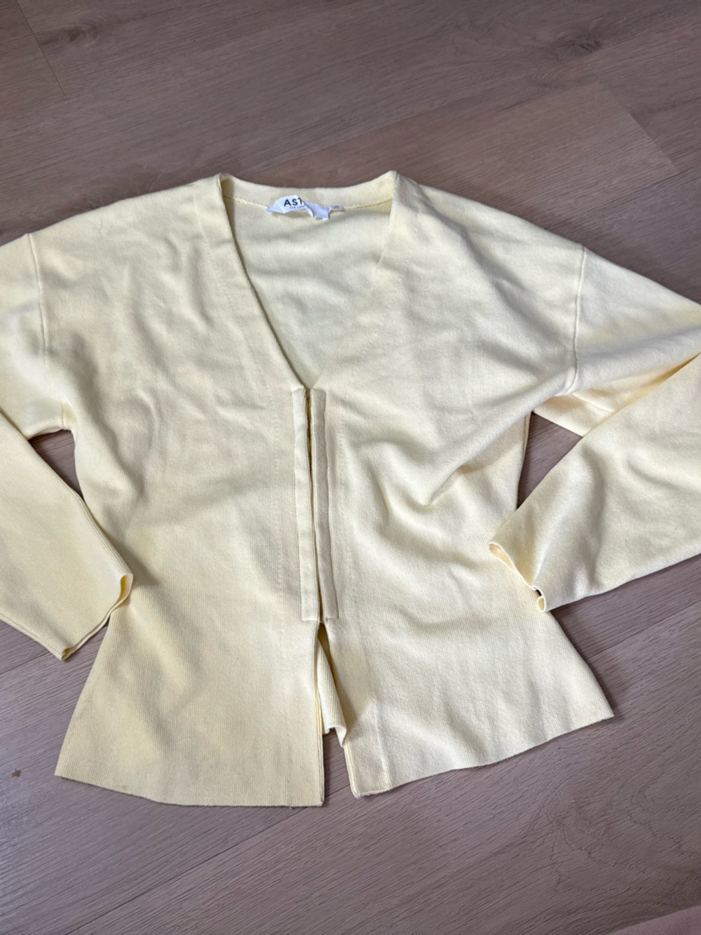 Astr the label Yellow V-Neck Women's Sweater Cardigan XS hook and eye closure